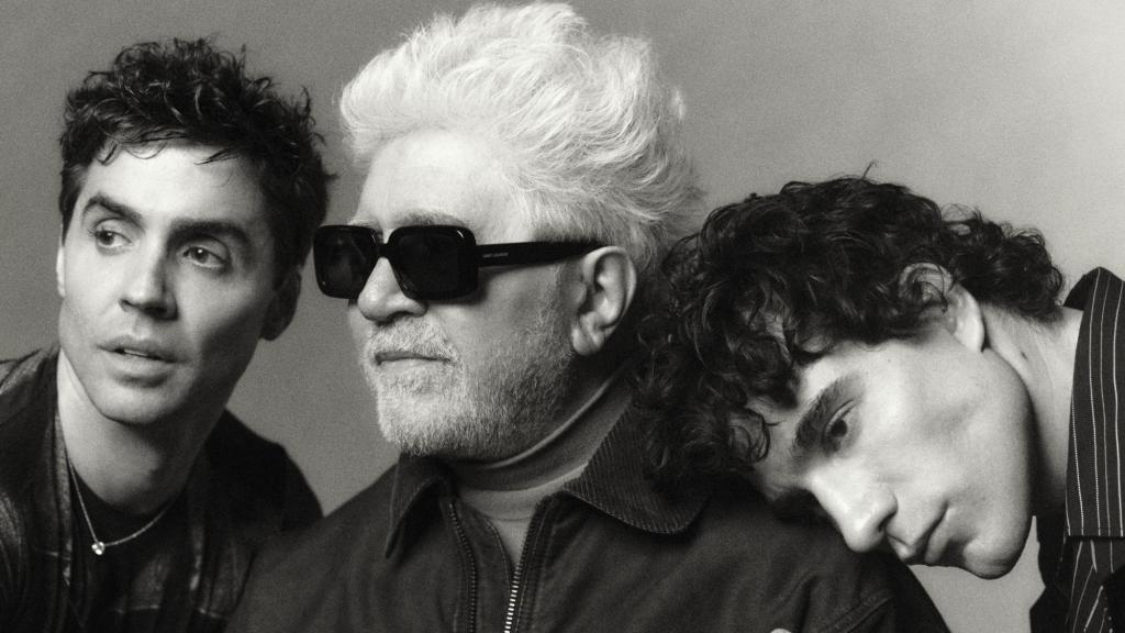 Javier Ambrossi, Pedro Almodóvar y Javier Calvo. Foto: Nerea Garro