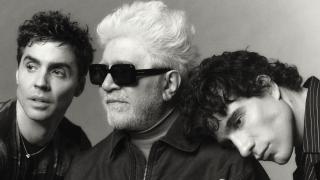 Javier Ambrossi, Pedro Almodóvar y Javier Calvo. Foto: Nerea Garro