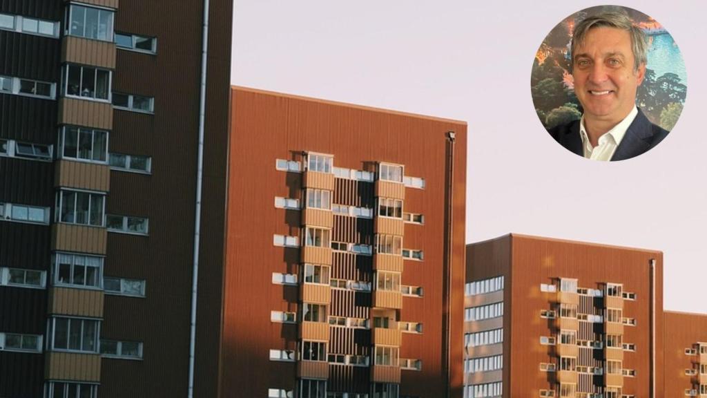 Miguel Ángel Gómez Huecas en un montaje con viviendas.