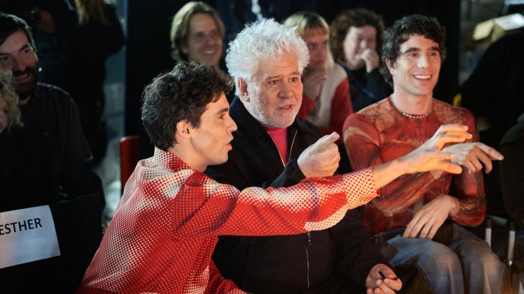 Javier Ambrossi, Pedro Almodóvar y Javier Calvo, durante el rodaje de 'Pedro x Javis'. Foto: Mista