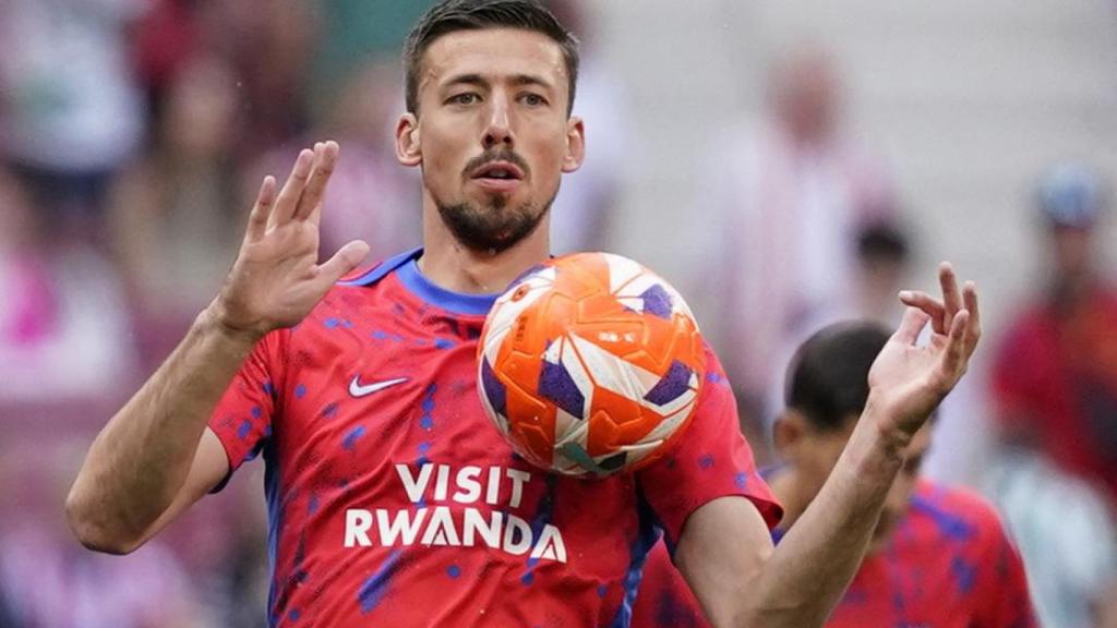 Lenglet, durante el calentamiento del Atlético-Betis de la jornada 38 de La Liga.