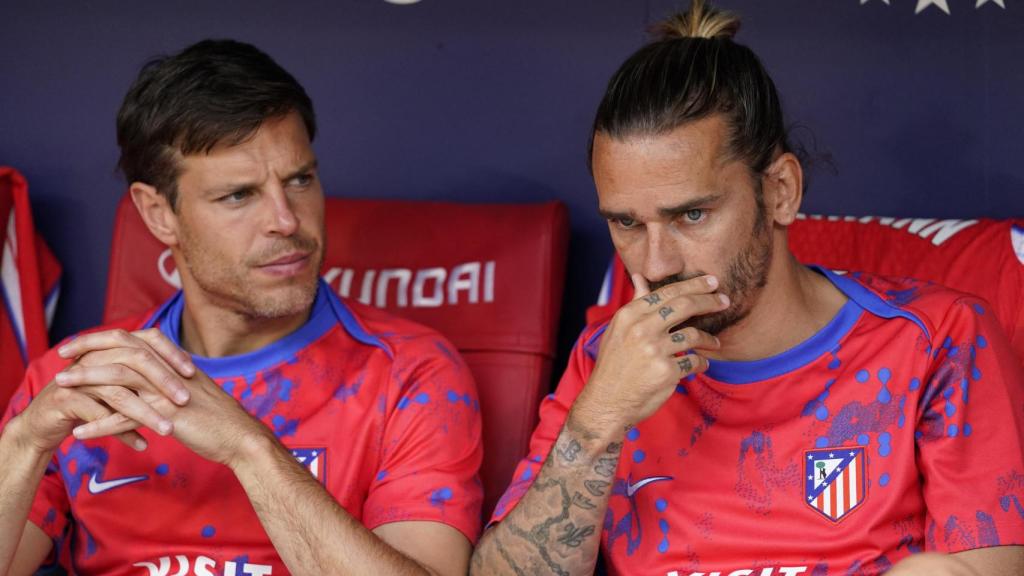 Azpilicueta y Griezmann, en el banquillo del Metropolitano.