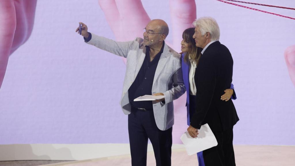 El divertido momento entre Richard Gere, Alejandra Silva y el presentador del evento.