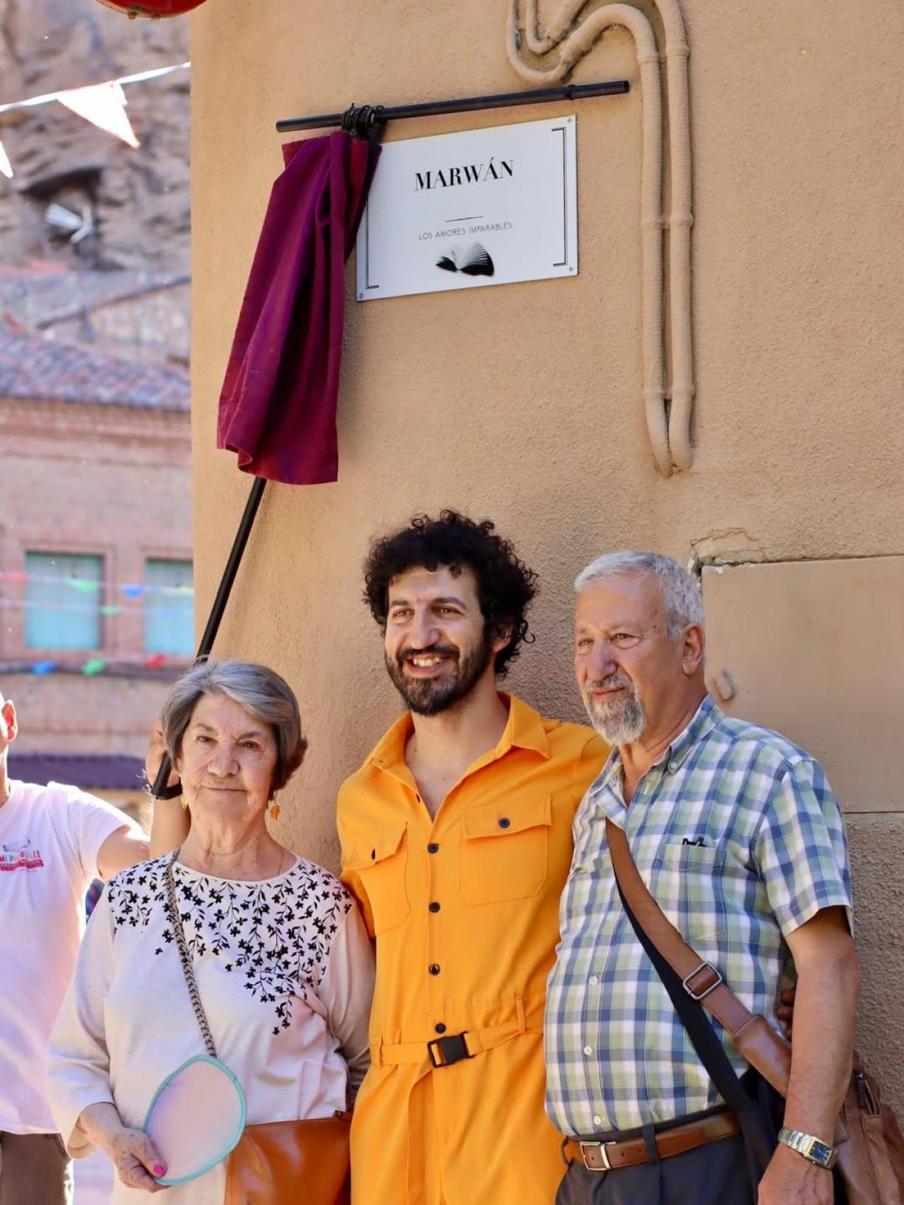 Marwan acompañado por sus padres y la placa en Libros.