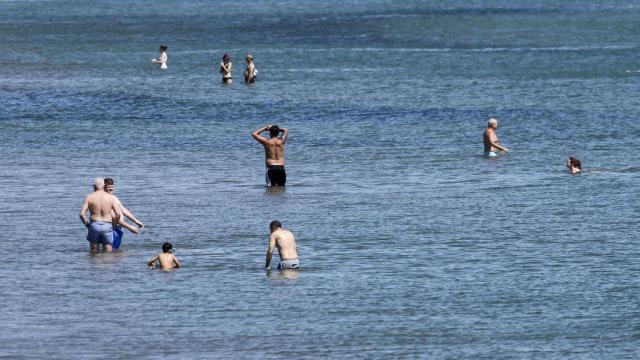 Bañistas en una playa. EFE/Natxo Francés