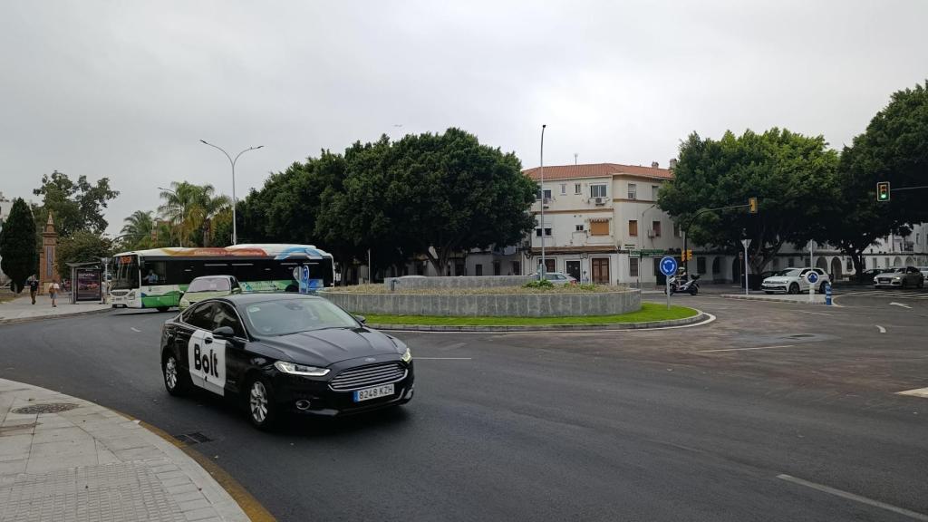 Vehículos circulando en la rotonda.