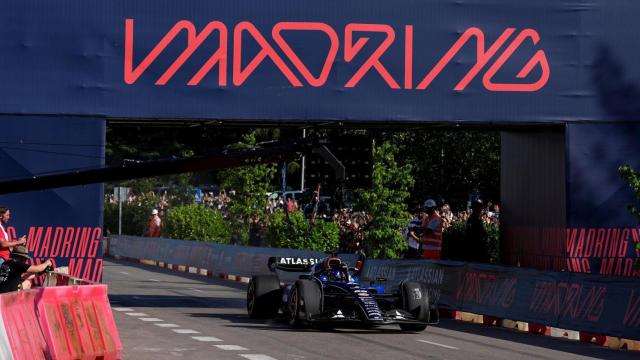 Carlos Sainz durante la exhibición en Madrid con el Williams FW45