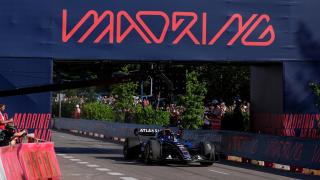 Carlos Sainz durante la exhibición en Madrid con el Williams FW45
