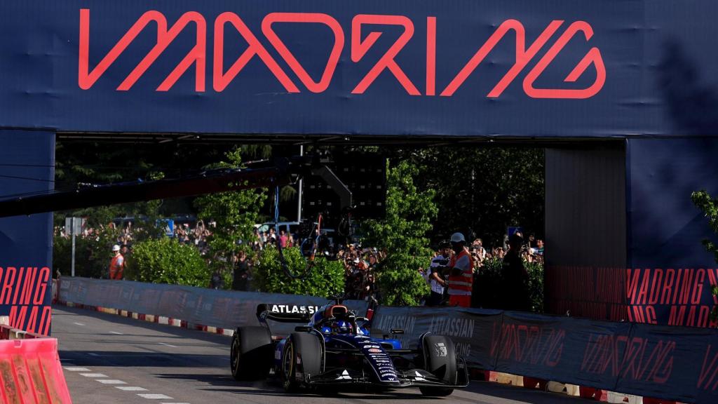 Carlos Sainz durante la exhibición en Madrid con el Williams FW45.