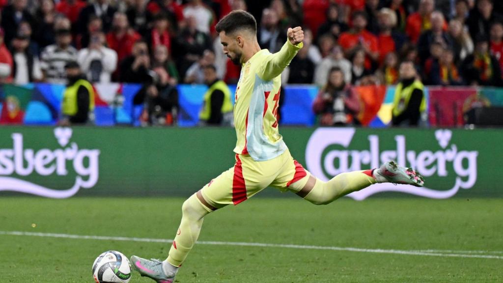 Álex Baena lanza un penalti durante la final de la UEFA Nations League.