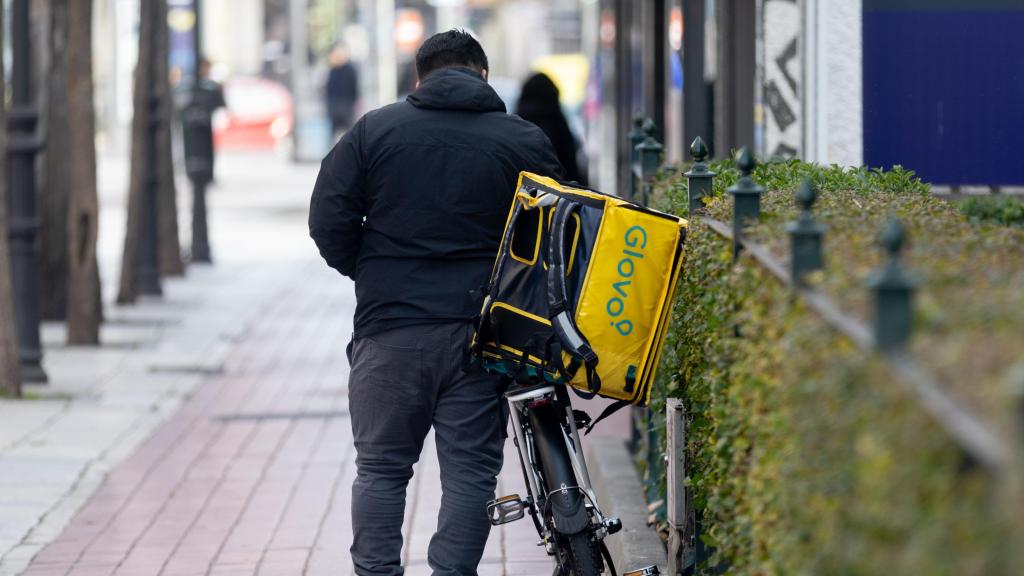 Un repartidor de Glovo en Madrid (España).