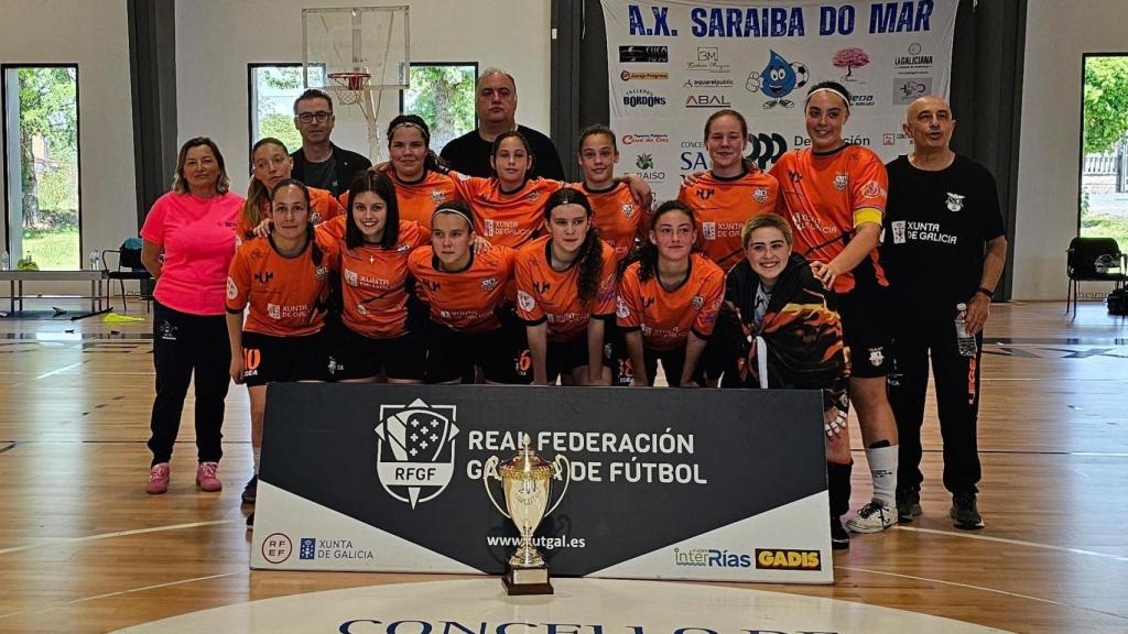 Equipo juvenil del Viaxes Amarelle con uno de los trofeos del año.