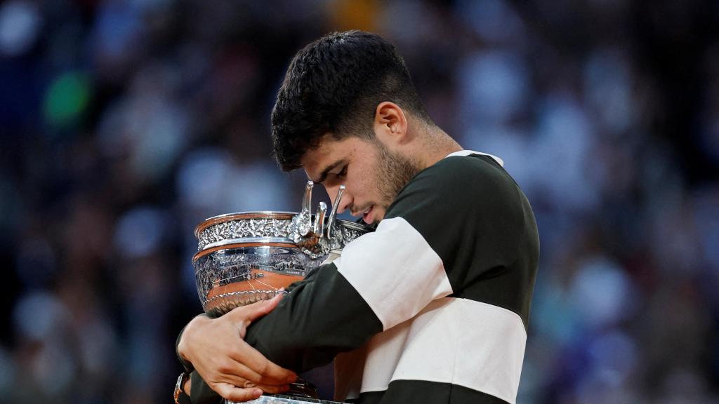 Carlos Alcaraz abraza la Copa de los Mosqueteros, el trofeo de campeón de Roland Garros