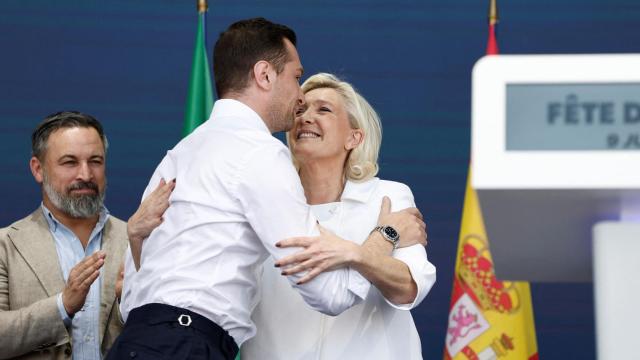 El líder de Vox, Santiago Abascal, junto a los dirigentes de Agrupación Nacional Marine Le Pen y Jordan Bardella este lunes en París.