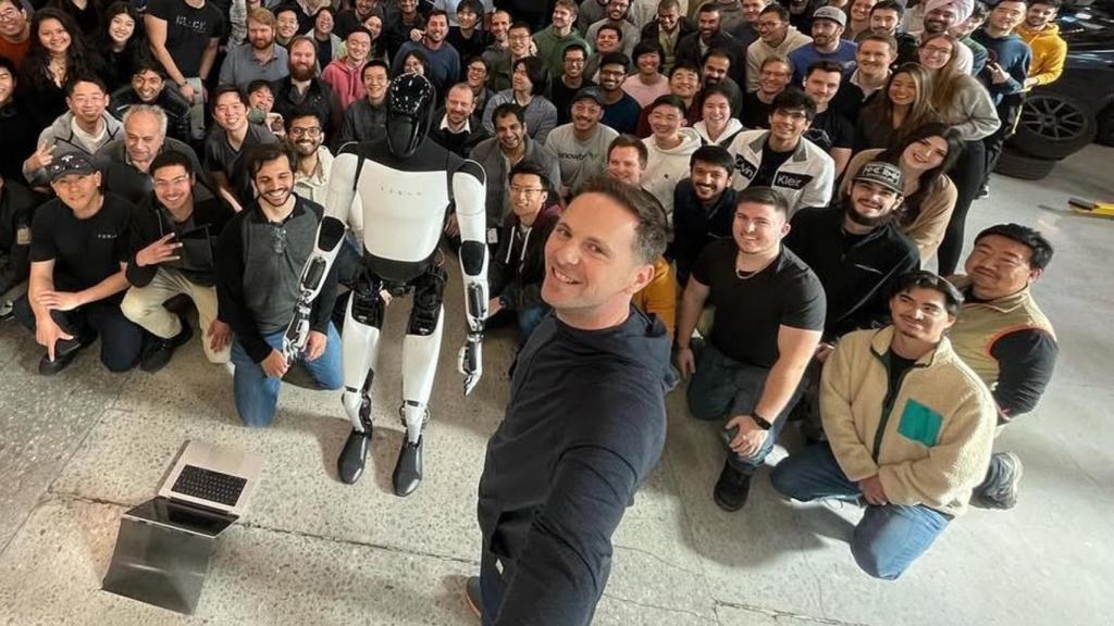 Milan Kovak junto a su equipo en Optimus.