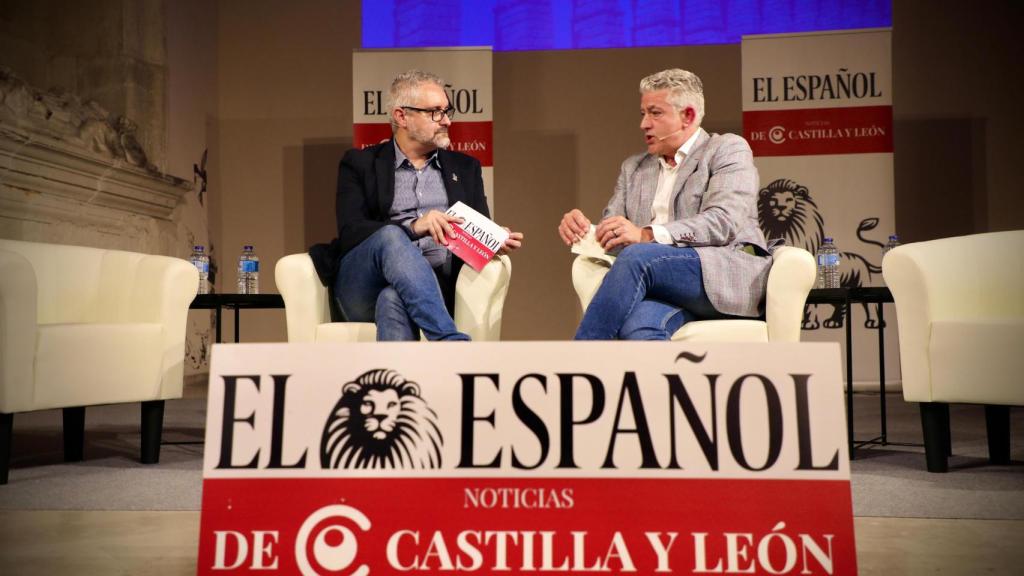 El jefe de sección de EL ESPAÑOL de Castilla y León, Chuchi Fernández, durante su conversación con el vicepresidente tercero de la FRMP, José María Bravo