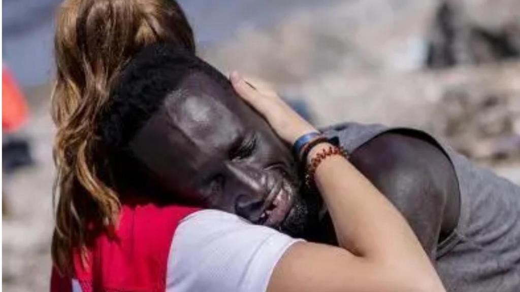 En la izquierda, la popular imagen de Abdou junto a Luna Reyes, voluntaria de Cruz Roja, en Ceuta. A la derecha, el varón en una imagen cedida después de su rescate.
