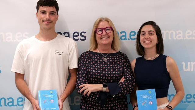 Susana Cabrera, junto a los alumnos que han recibido el 'Pasaporte para el empleo'.