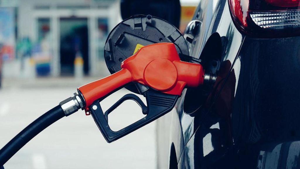 Ni ir despacio ni llenar menos el depósito: este es el truco definitivo para ahorrar combustible durante un viaje largo