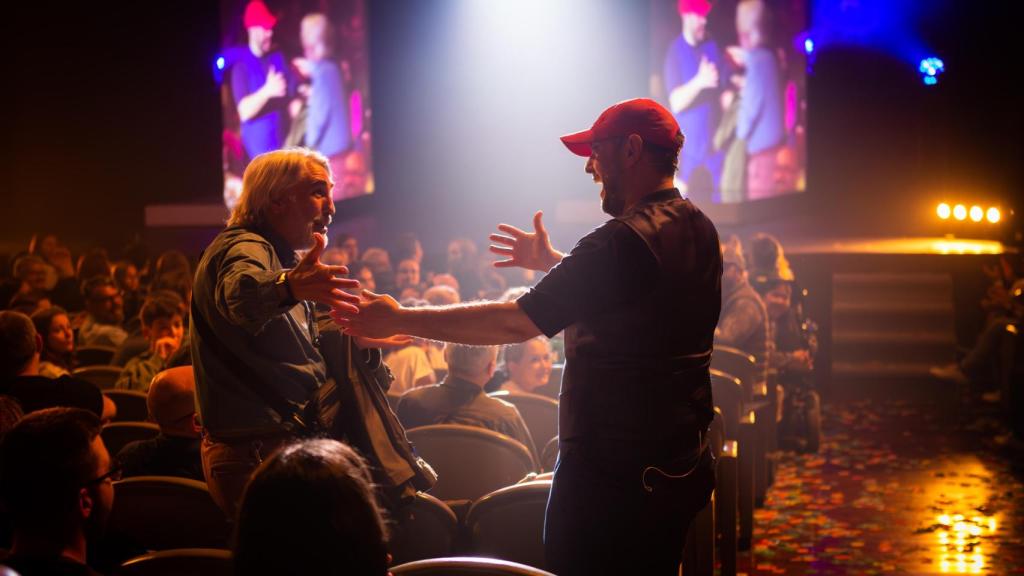 Jorge Blass, con un hombre del público