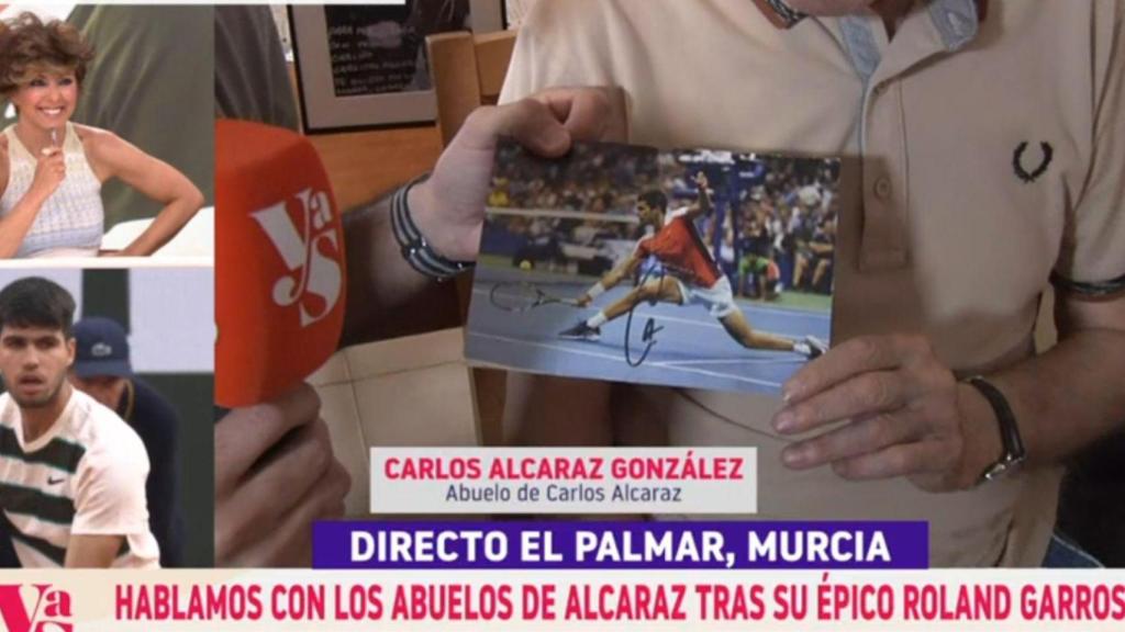 Momento donde Carlos Alcaraz González muestra una imagen de su nieto.