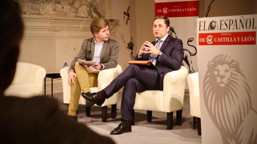 El periodista de EL ESPAÑOL - Noticias de Castilla y León Alvar Salvador y el director general adjunto de Cajaviva Caja Rural, José María Chaparro