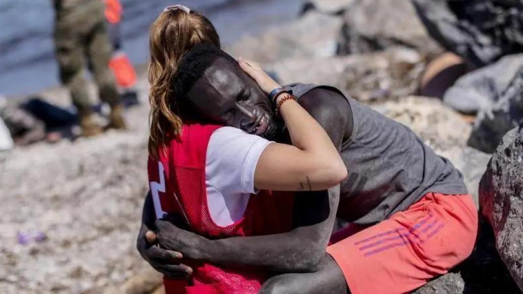 La popular imagen del abrazo entre Abdou y una voluntaria de Cruz Roja en Ceuta.
