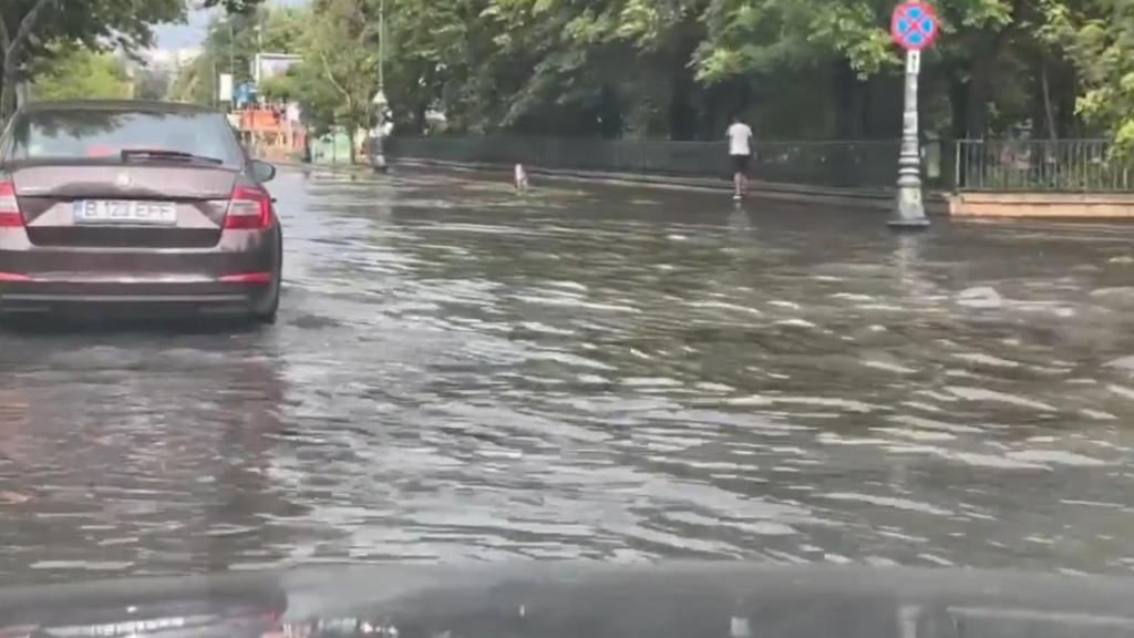 Una calle de Bucarest inundada tras la fuerte tormenta caída este lunes.