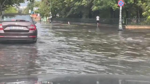 Una calle de Bucarest inundada tras la fuerte tormenta caída este lunes.