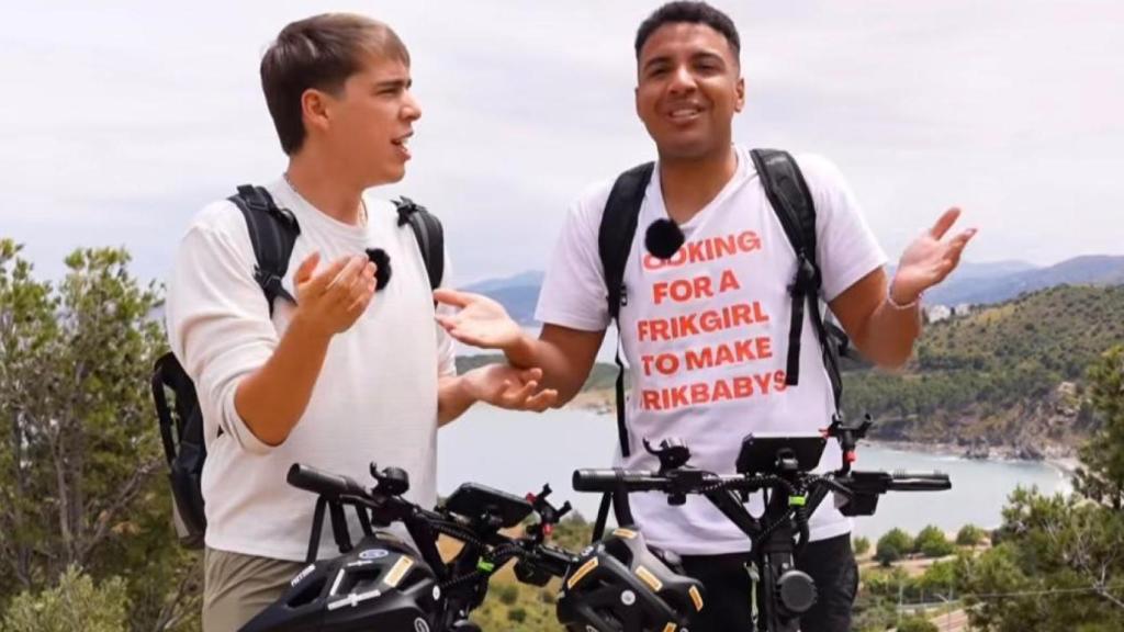 Erra y Juan inician la vuelta en patinete.