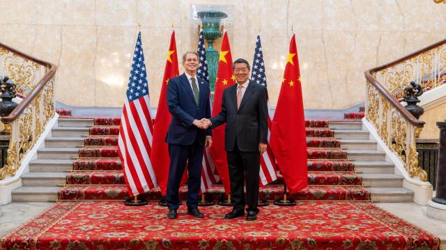 El secretario del Tesoro de Estados Unidos, Scott Bessent, y el viceprimer ministro chino, He Lifeng, reunidos en Londres.