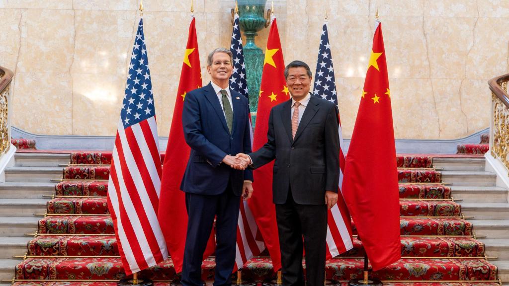 El secretario del Tesoro de Estados Unidos, Scott Bessent, y el viceprimer ministro chino, He Lifeng, reunidos en Londres.