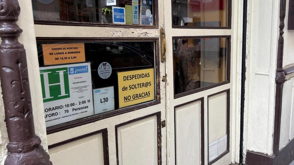 Cartel que prohíbe la entrada a despedidas de Lamiak, uno de los restaurantes pioneros en hacerlo en la Cava Baja.