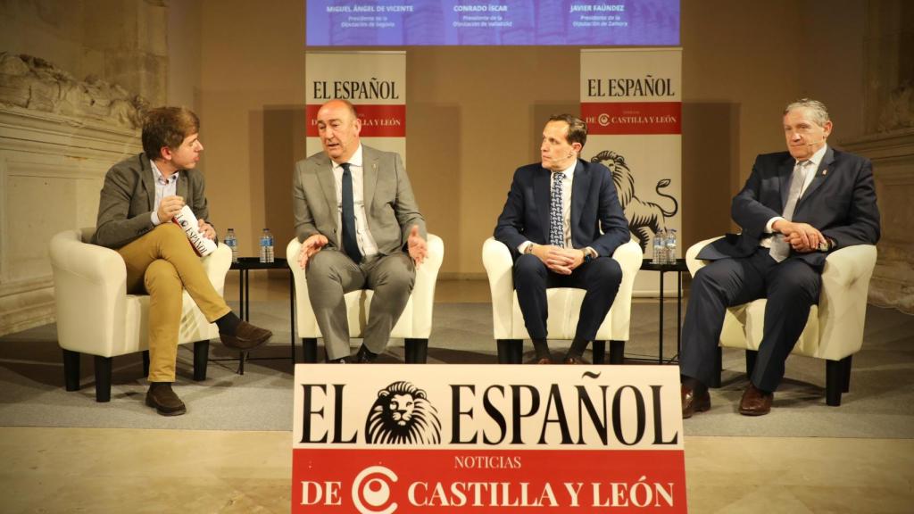 El periodista de EL ESPAÑOL de Castilla y León Alvar Salvador, el presidente de la Diputación de Segovia, Miguel Ángel de Vicente, el presidente de la Diputación de Valladolid, Conrado Íscar y el presidente de la Diputación de Zamora, Javier Faúndez, durante la mesa redonda
