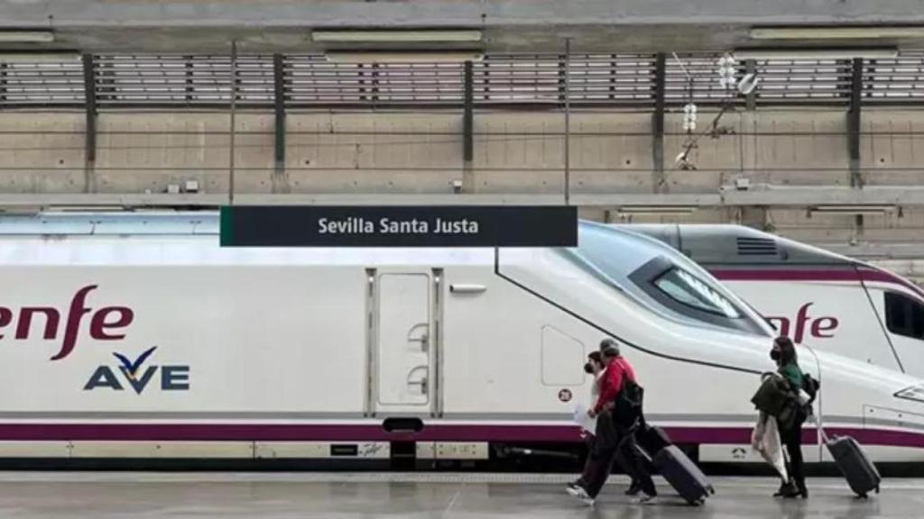 Pasajeros abordan un AVE en la estación de Santa Justa de Sevilla.