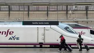 Pasajeros abordan un AVE en la estación de Santa Justa de Sevilla.