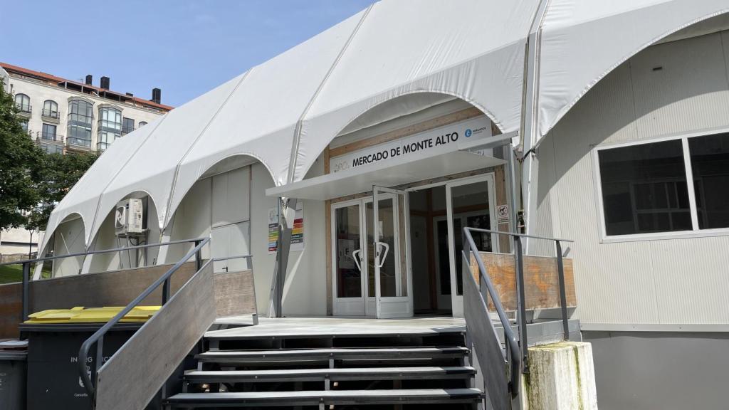 Exterior del mercado provisional de Monte Alto.