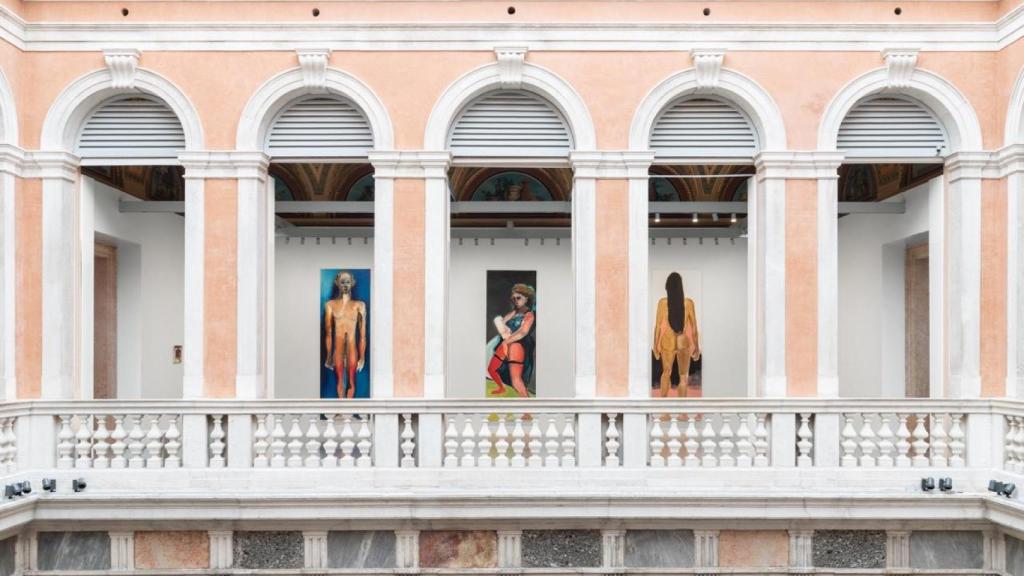 De izquierda a derecha, 'Alien' (2007), 'Spring' (2017) y 'Amazon' (2016), expuestas en el Palazzo Grassi de Venecia entre 2022 y 2023.