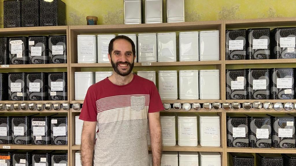 Pablo Marín en su tienda.