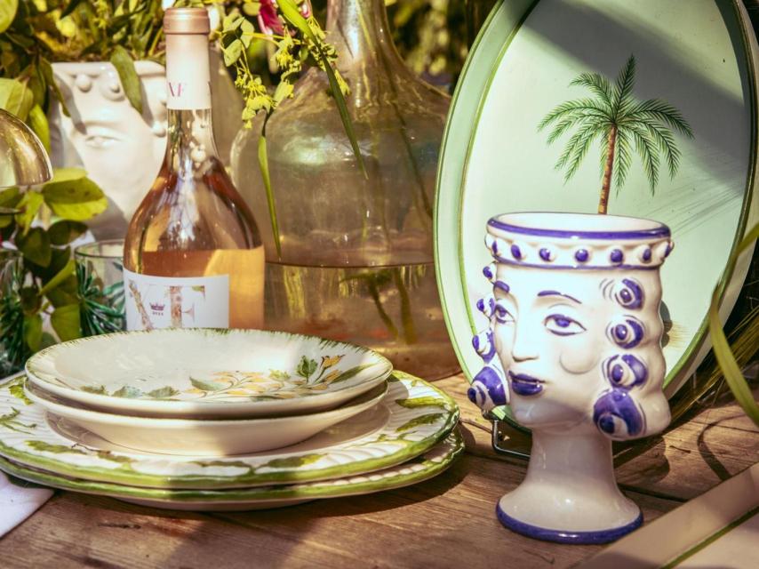 Bodegón con el vino rosado de Xandra Falcó y la nueva colección de Eugenia&Sushita.