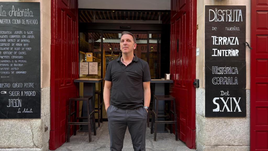Óscar Lucas, presidente de la Asociación de Empresarios de La Latina (ADELA), en la puerta de su restaurante La Posada del Dragón.