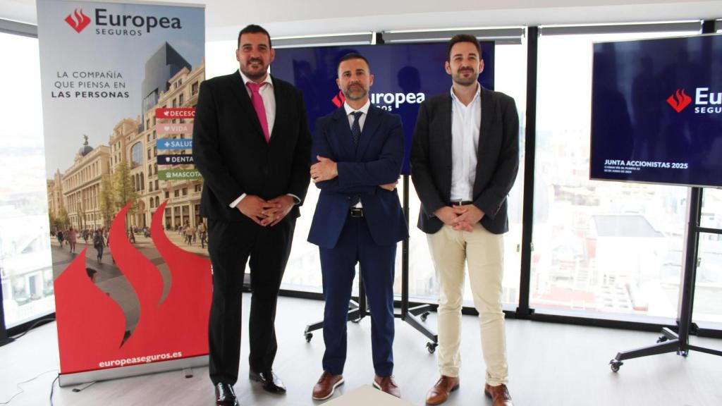 De izquierda a derecha: Florentino García, secretario de Europea Seguros; José Luis Blaya, presidente de Europea Seguros, y Eduardo Delgado, consejero delegado y fundador de Roams.