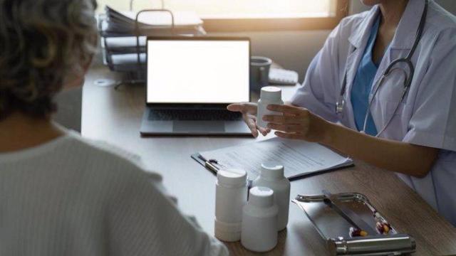 Médico de Atención Primaria en una consulta.