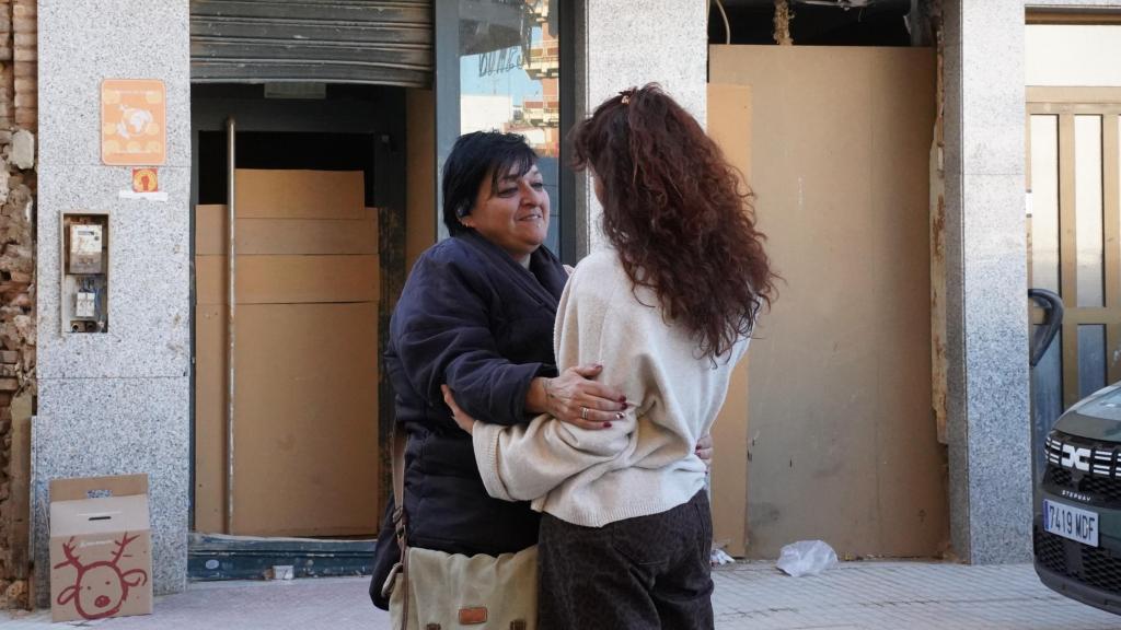 Abrazo de dos vecinas de Paiporta tras la dana. Raquel Granell