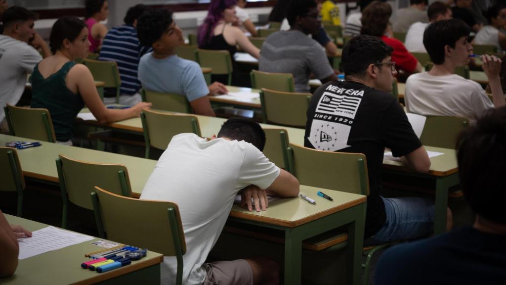 Varios alumnos durante el primer examen de selectividad 2025 en Valencia. Europa Press / Jorge Gil
