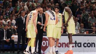 Los jugadores del Barça hablan con Joan Peñarroya.