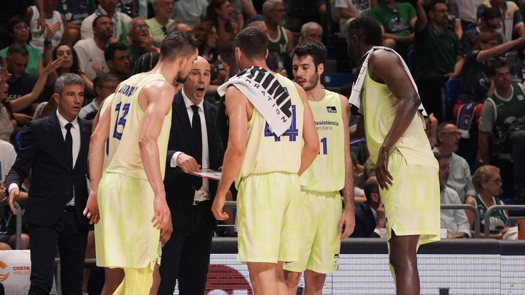 Los jugadores del Barça hablan con Joan Peñarroya.