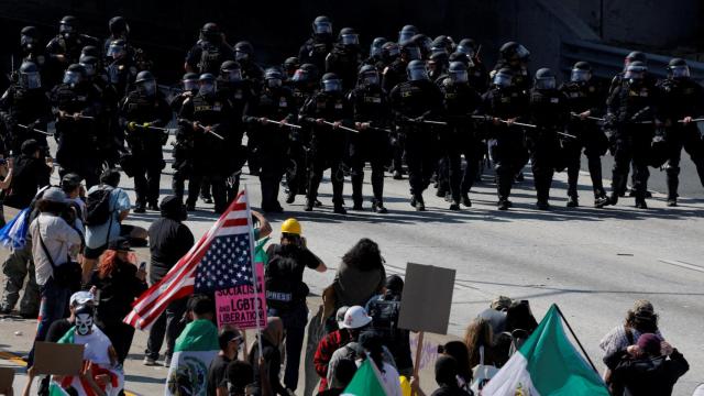 La Guardia Nacional se enfrenta a los manifestantes durante una protesta contra las redadas federales de inmigración en el centro de Los Ángeles.