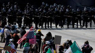 La Guardia Nacional se enfrenta a los manifestantes durante una protesta contra las redadas federales de inmigración en el centro de Los Ángeles.