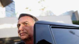 El expresidente brasileño Jair Bolsonaro observa a los periodistas al salir de la sede de la Policía Federal tras testificar, en Brasilia, Brasil, el 5 de junio de 2025